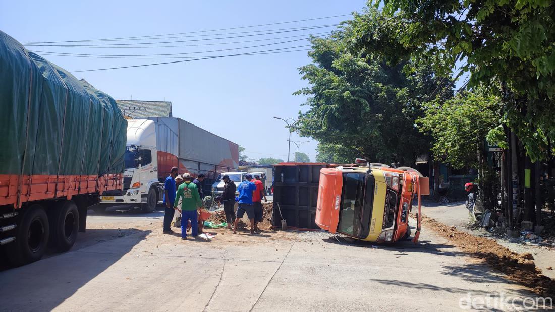 Truk Muatan Kain Terguling! Jalan Ciamis Macet!